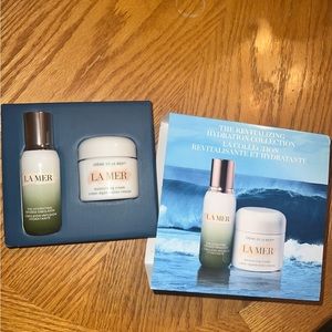 SET INCLUDES:
- Crème de la Mer, 2 oz.
- The Hydrating Infused Emulsion, 1.7 oz.